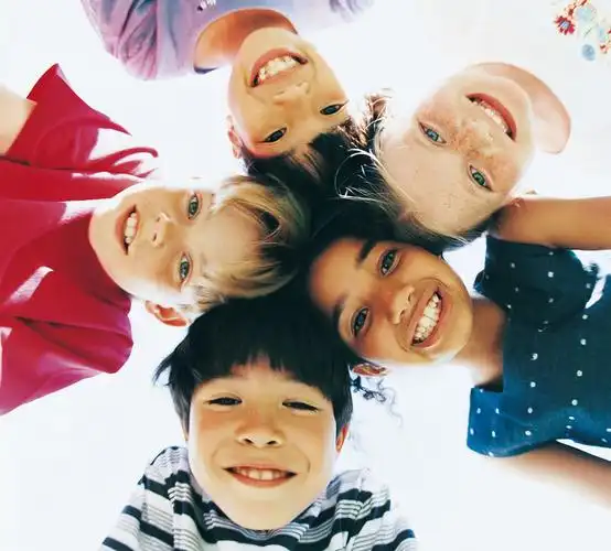 外国小朋友搞怪生活照片