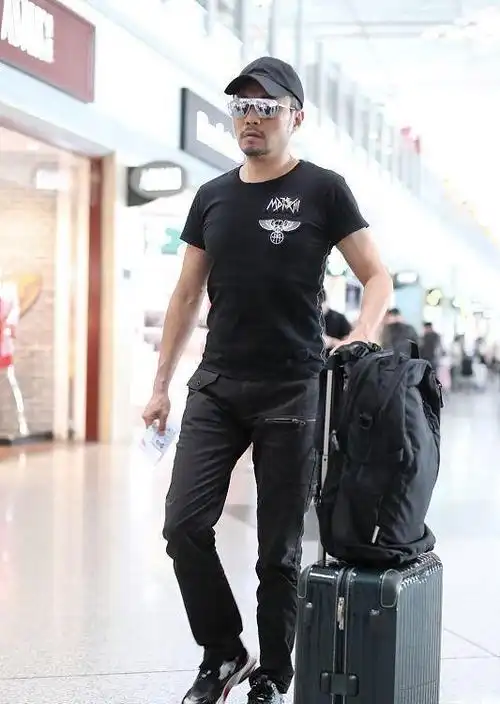 张涵予肌肉线条突出硬汉身材惹眼张扬穿休闲裤更有随性范