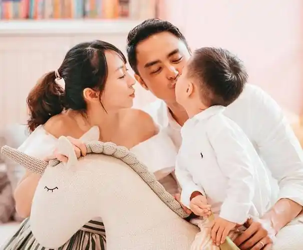 明道牵妻儿手逛街,牛仔裤配凉拖尽显朴素,妻子挺孕肚背包不娇气_腾讯