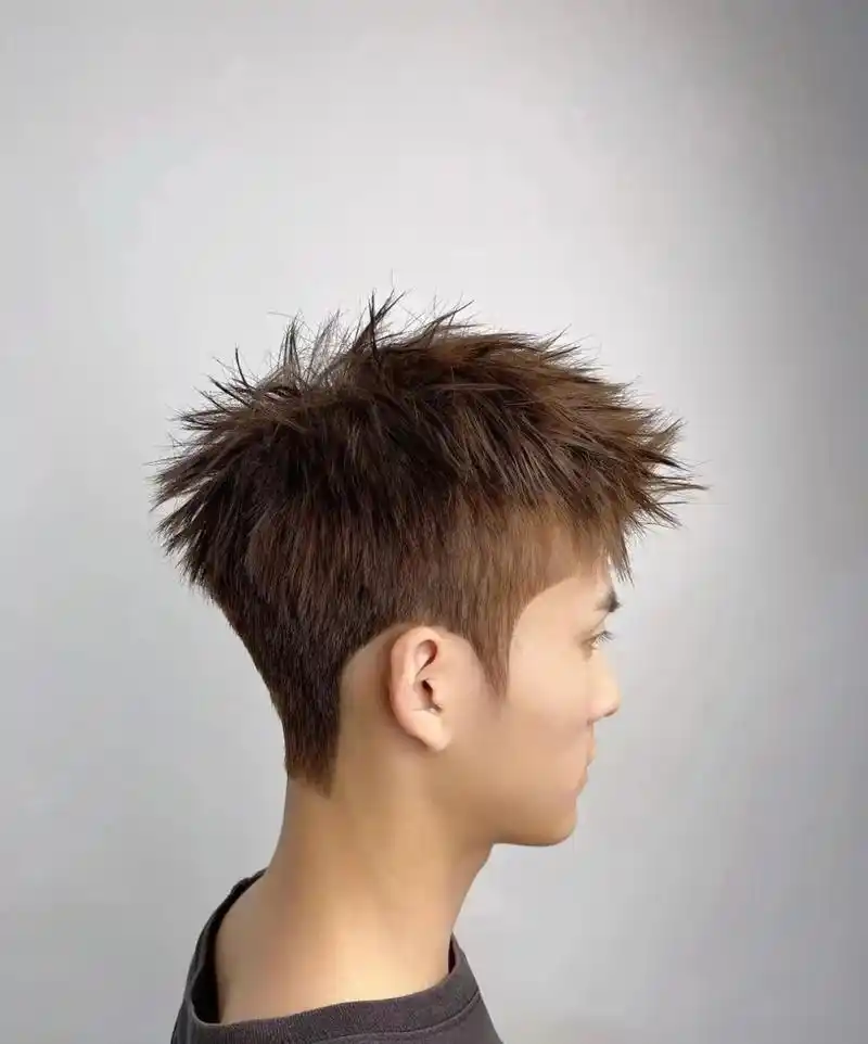 钢夹烫 前刺 适合头顶塌,细软头发的男生 这款发型用钢夹烫的方式把