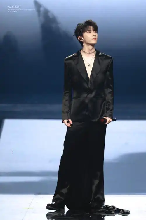 马嘉祺超话#时代少年团叁重楼暨出道四周年演唱会#231119@时代少年团