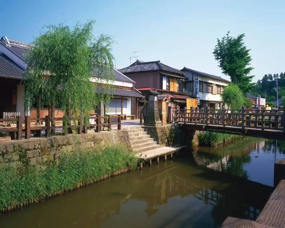 长荡湖水街融合自然风光和人文景观,是旅游胜地.