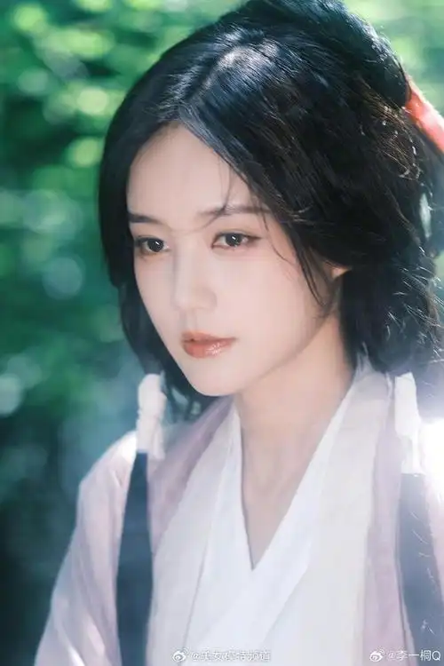 李一桐红发带古装造型写真曝光 水边回眸温婉似画中人