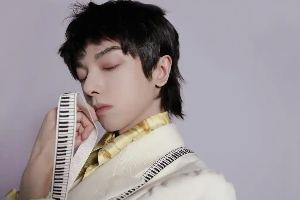 华晨宇出道九周年音乐会造型写真释出 黑衣王子高冷帅气有型