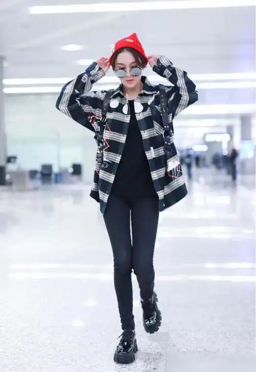 下身搭配黑色紧身牛仔裤,简约百搭而又经典时尚,将张馨予的大长腿优势