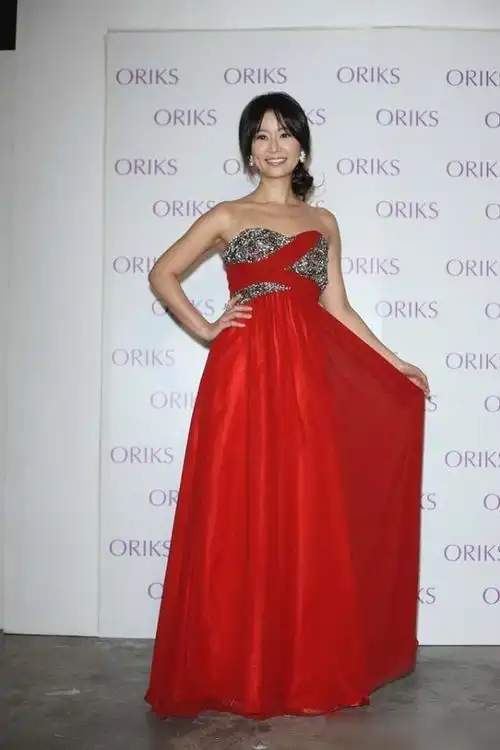 林心如穿红裙还挺美的,但肤色显得黑,有点显老,身上肌肉也突出