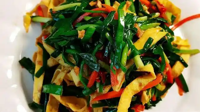 凉拌韭菜鸡蛋皮,鸡蛋皮又嫩又软不易碎,鲜香爽口有营养的下酒菜