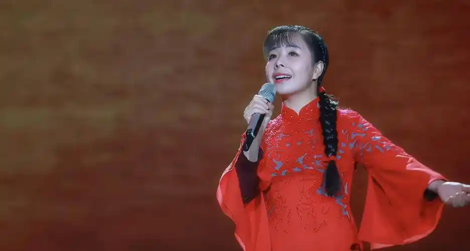 草根歌手王二妮:22岁成名,放弃百万年薪下嫁农村,被婆婆宠成宝_李飞和