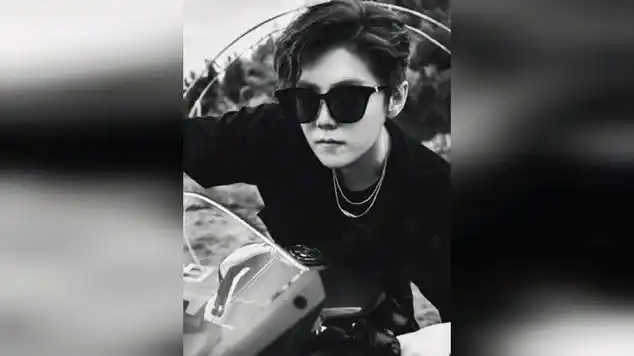 鹿晗黑超机车海报花絮曝光全黑look扮酷戴墨镜秀优越侧颜