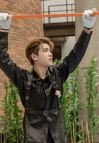 1 / 9 黄明昊|最新造型黑色背带皮衣背头这个造型可爱不失霸气也是绝