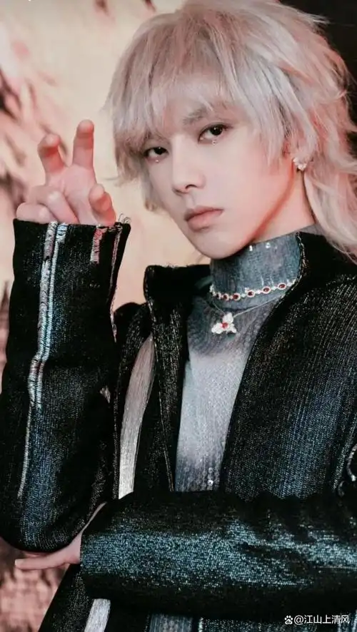 华晨宇的最新一次日出演唱会再次让他在穿搭上惊艳了众人,尤其是他那