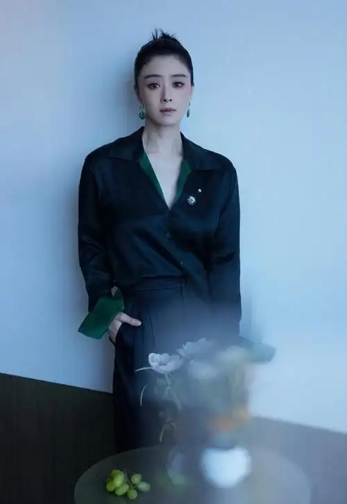 黄渤晒与杨幂蒋欣合照,蒋欣瘦出新高度,巴掌脸和大幂幂差不多