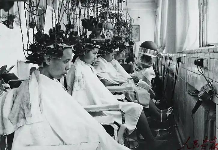 0:00:00标题:老式电烫20世纪70年代末,北京女性在老式电烫机前烫发