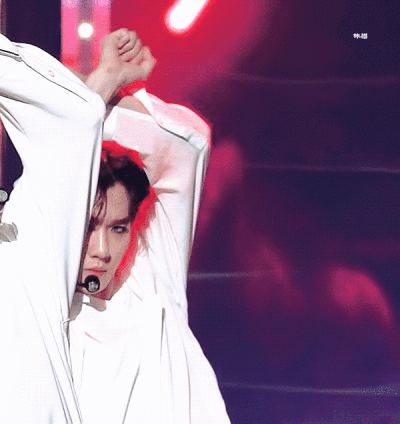 exo边伯贤 gif