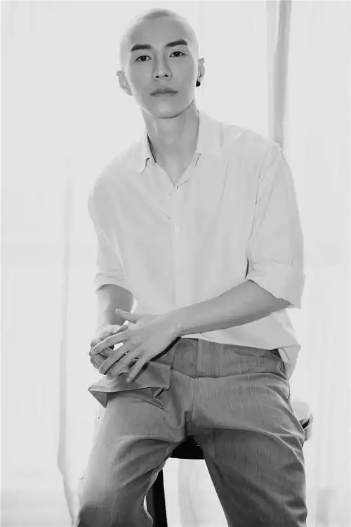 王冠逸首爆光头照型  时尚新思路演绎白灰经典