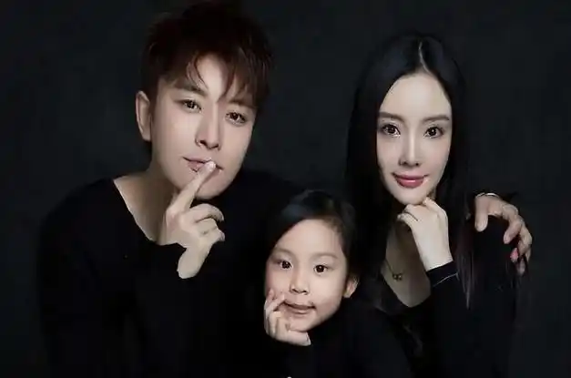 贾乃亮与女儿互搂脖同框10岁甜馨瘦成竹竿腿网友我们白着呢