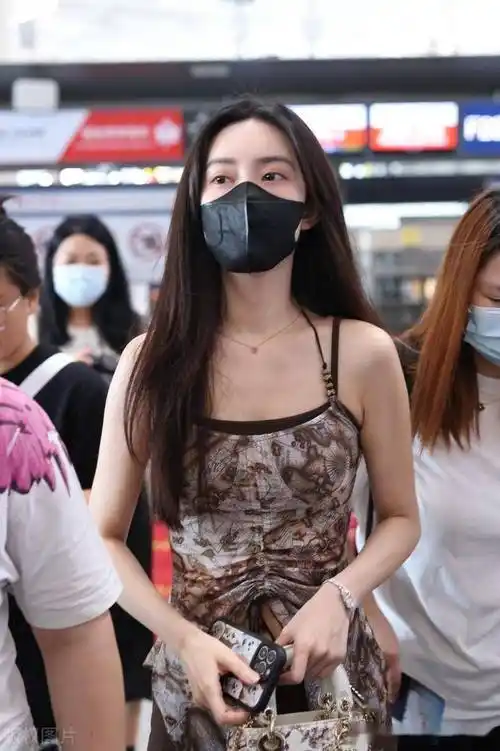 孟子义戴黑色口罩现身机场,手中精致小包亮眼_北京