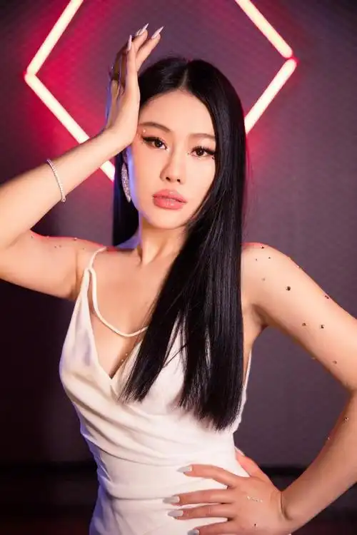 好身材就是要秀出来袁娅维穿吊带裙开叉开到大腿根太性感了