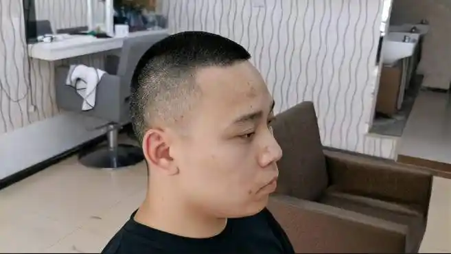 越来越多的男生剪九毫米"寸头"发型,清爽精神百搭,很帅很硬汉-时尚