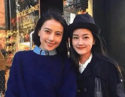 明星与粉丝合影高圆圆不相上下赵薇有点被艳压