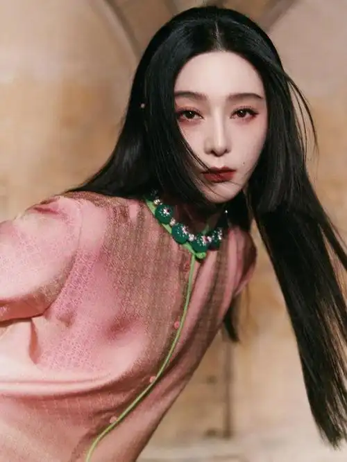 43岁范冰冰形象大变不敢认!穿国风竟美成名媛,戴绿宝石高调炫富