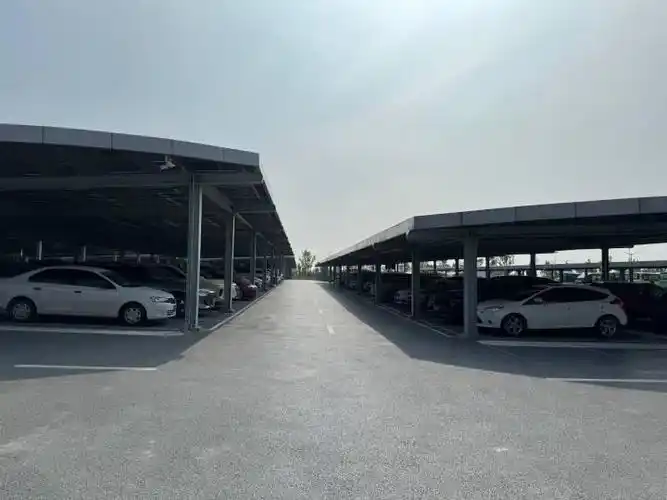 把停在蔚来f2工厂的停车场了,第一反应有遮阳,挺好的