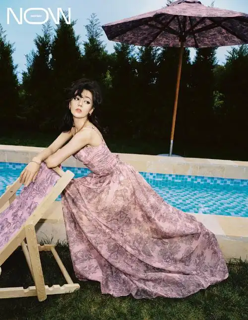 迪丽热巴全包眼线藕粉花纹裙