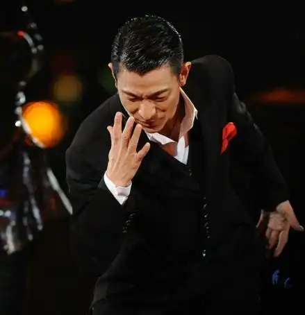 刘德华演唱会结束后, 粉丝不忍离去, 华仔孩子气"耍赖"获狂赞