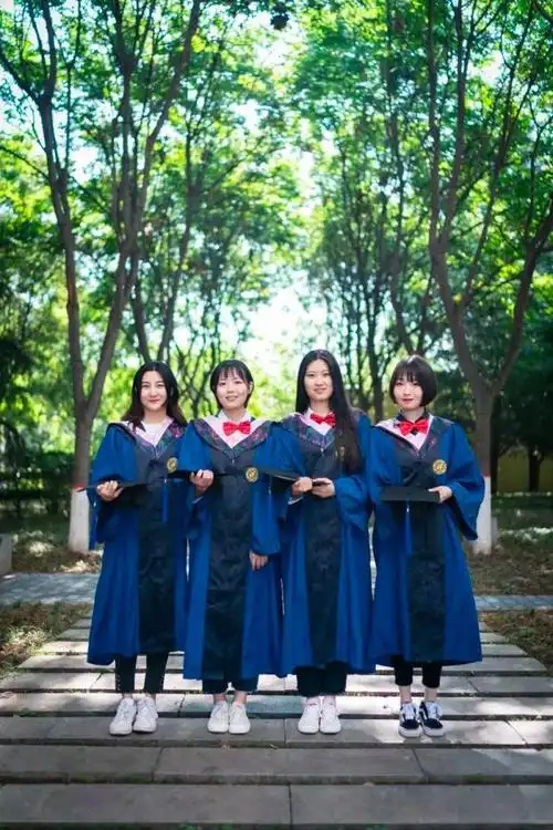 西北大学创意毕业照发布,有两个可爱的学姐都上树啦!