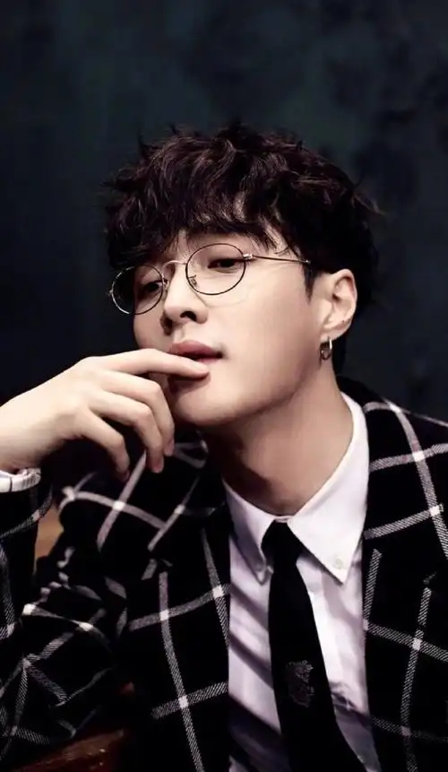 张艺兴[超话]##张艺兴时光记事簿##张艺兴每时每刻#夺命眼镜鲨!