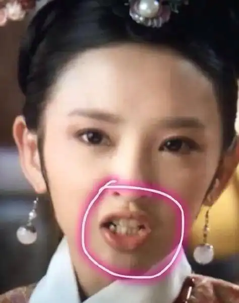 其实妹妹每次看到有小虎牙的人,都觉得他们的小尖牙会刮到嘴巴,然后就