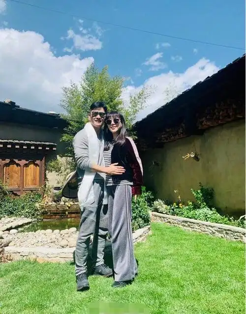 62岁吕良伟依旧年轻健壮富豪娇妻容颜不老两人亲密同框超幸福