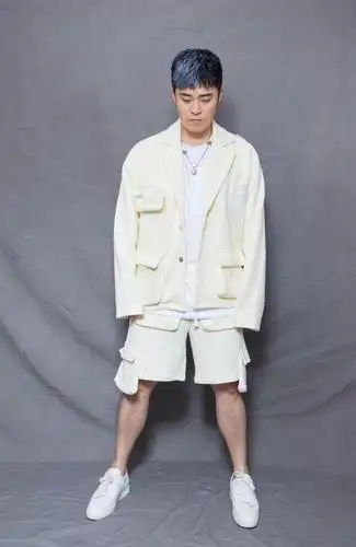 陈赫原来这么帅?被邓超祝福瘦回颜值巅峰,黑色西装酷帅