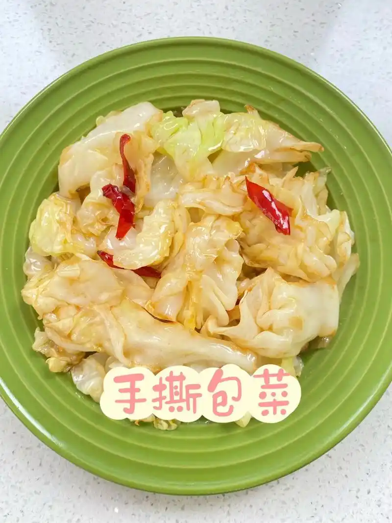 96手撕包菜.97做法:   1.洗干净的包菜撕称小块备用  - 抖音