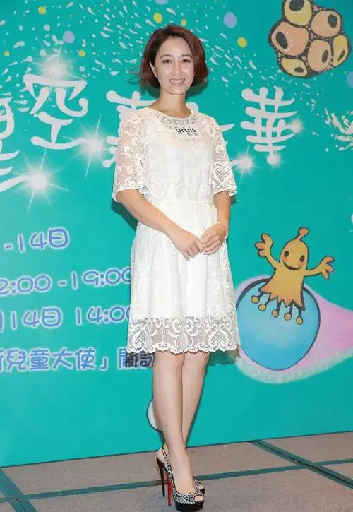 关咏荷的颜值真不错镜头怼这么近也没什么皱纹还是那么美