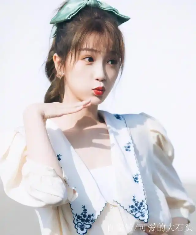 虞书欣可爱,蓝色毛衣 高马尾造型,充满活力