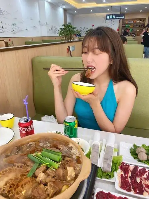 带女朋友吃饭她吃的太香了