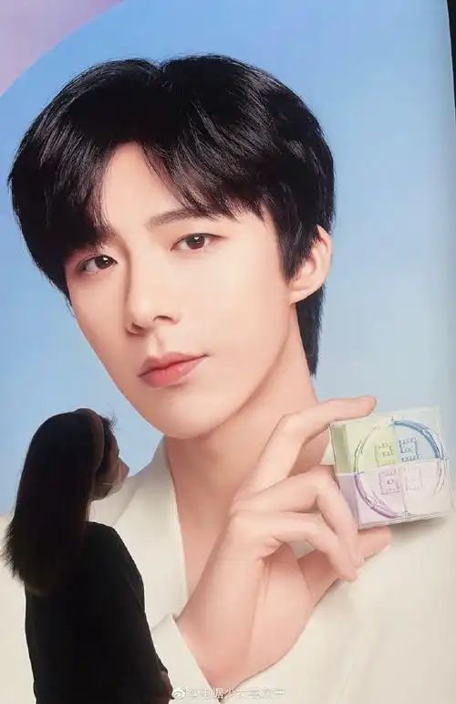 纪梵希彩妆代言人刘宇宁