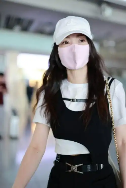 柳岩现身北京机场时尚造型引人注目