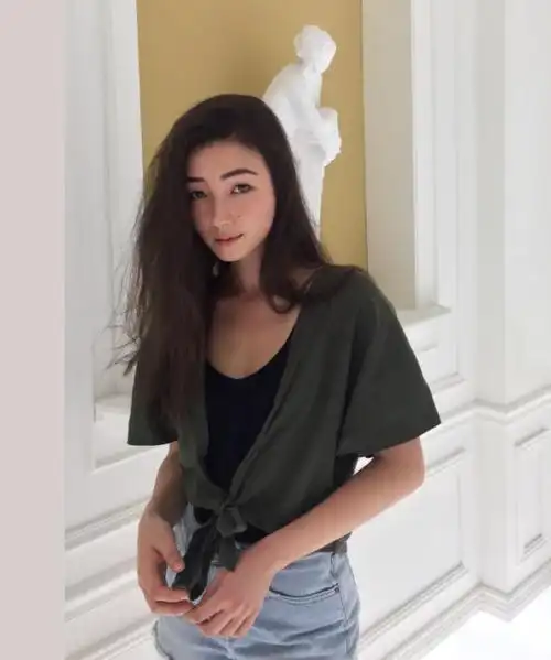 她是中意混血武打女星,出道2年便受马云青睐,美貌不输杨颖!