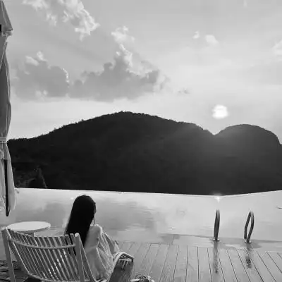 女图背影唯美头像黑白_女生头像_头像屋