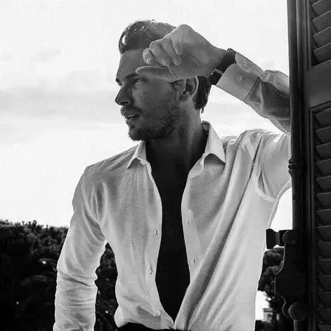 比较霸气的男生头像成熟黑白静静的做一个沉默的男人