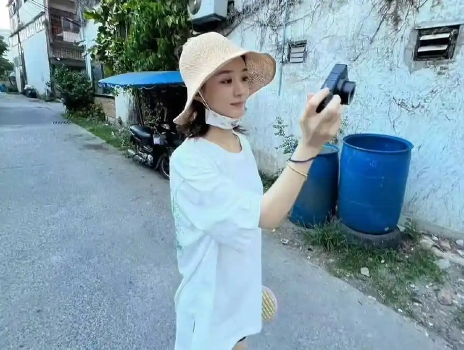 赵丽颖公开最新行程受期待,温柔甜美如初恋,与冯绍峰感情成谜