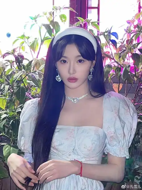 孔雪儿泡泡袖碎花连衣裙