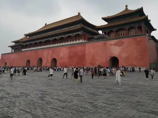 从午门的背面看,有五个门洞,所以有"明三暗五"之说.