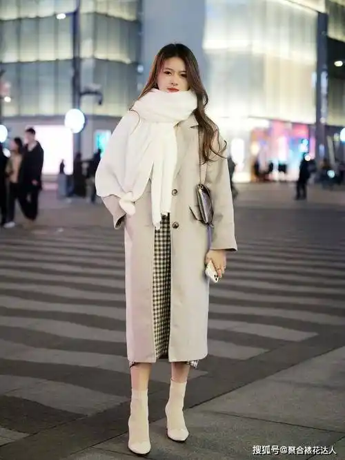 大家可以直接pick一套浅色调的小香风套装来搭配白色短靴,再点缀一