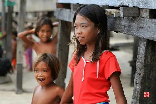 图十一:女孩子大点的都有衣服穿,小点的就光膀子了.