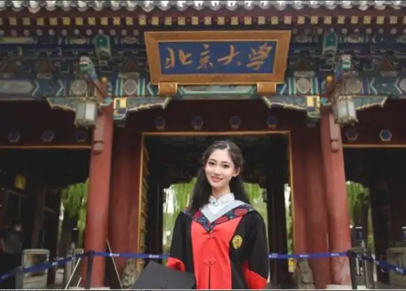 北大校花"毕业照"火了,才华与颜值并存,为何评论却大相径庭