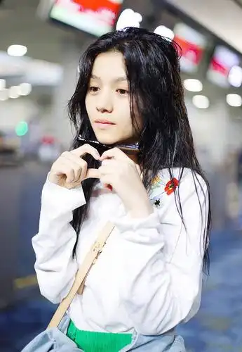 春夏果然是一股清流!机场素颜任性,头发没吹干就出门,裤子亮了