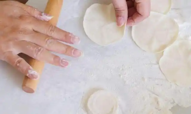 做饺子皮时,多加"它",饺子皮薄而不破,劲道又好吃!